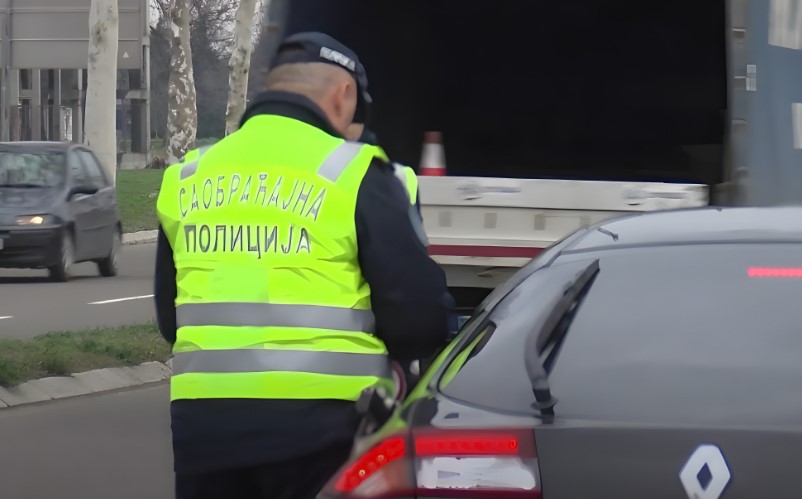 Saobraćajni policajac proverava dokumenta vozača